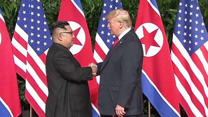 Cái bắt tay lịch sử giữa nhà lãnh đạo Triều Tiên Kim Jong Un (trái) và Tổng thống Mỹ Donald Trump tại Singapore sáng 12/6 - Ảnh: BBC.