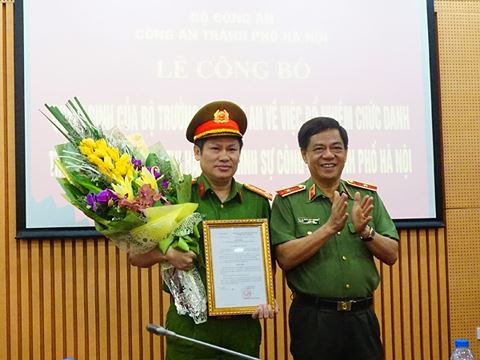 Thiếu tướng Đoàn Duy Khương trao quyết định và chúc mừng Đại tá Nguyễn Văn Viện. Ảnh ANTĐ