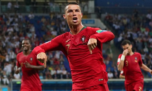 Ronaldo ăn mừng sau khi lập hat-trick vào lưới Tây Ban Nha. Ảnh:BBC
