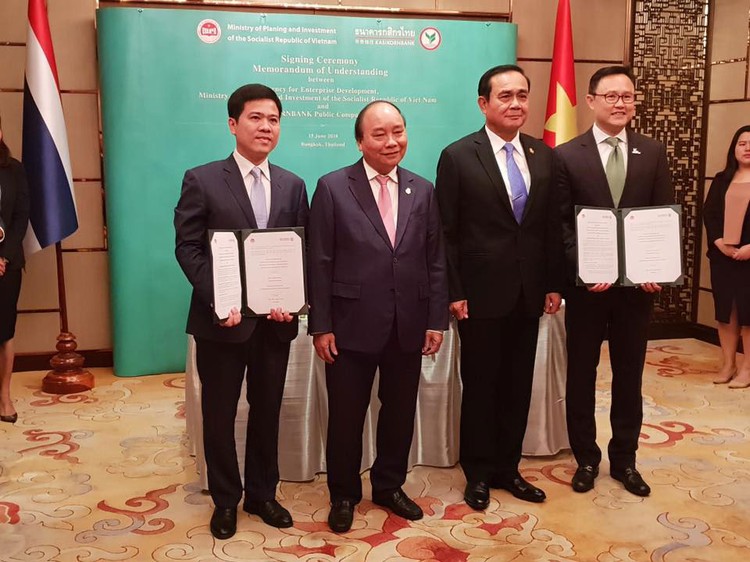 Lễ ký kết Biên bản ghi nhớ về hợp tác hỗ trợ phát triển DNNVV giữa Cục Phát triển doanh nghiệp và Kbank Thái Lan. Ảnh: Thùy Trâm