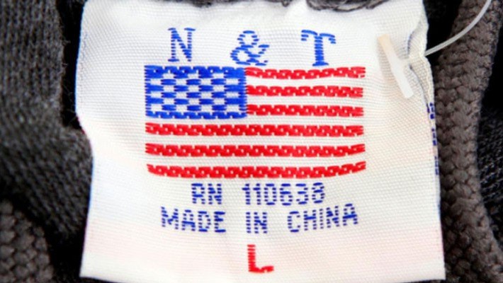 Nhãn "Made in China" ("Sản xuất tại Trung Quốc") gắn trong một chiếc áo len bán ở Washington DC, Mỹ, tháng 1/2018 - Ảnh: Reuters.