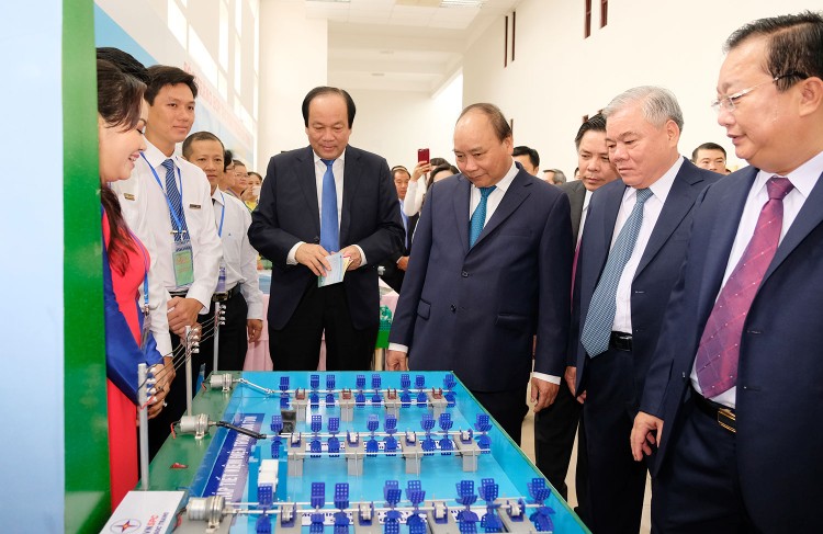 Thủ tướng Nguyễn Xuân Phúc thăm các gian hàng trưng bày sản phẩm tiêu biểu của tỉnh Sóc Trăng. Ảnh: Hiếu Nguyễn