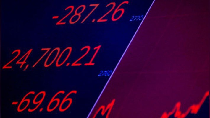 Một màn hình trên sàn chứng khoán NYSE ở New York, Mỹ hiển thị trạng thái của chỉ số Dow Jones khi đóng cửa phiên giao dịch ngày 19/6 - Ảnh: Reuters.