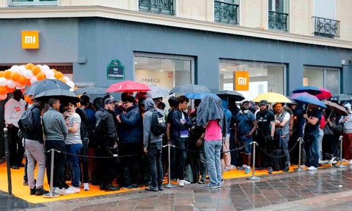 Khách hàng xếp hàng trước giờ khai trương tại cửa hàng Xiaomi ở Paris (Pháp) tháng trước. Ảnh:CNN