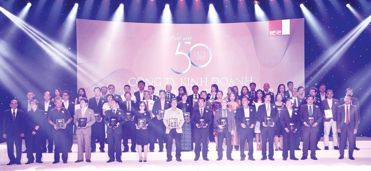 Ông Nguyễn Quốc Khánh – Giám đốc Điều hành Vinamilk cùng các đại diện công ty được xếp hạng “Top 50 công ty kinh doanh hiệu quả nhất Việt Nam” trên sân khấu sự kiện