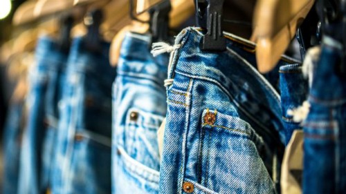 Từ mai, quần jeans Mỹ xuất sang EU sẽ phải chịu thuế nhập khẩu. Ảnh:BBC
