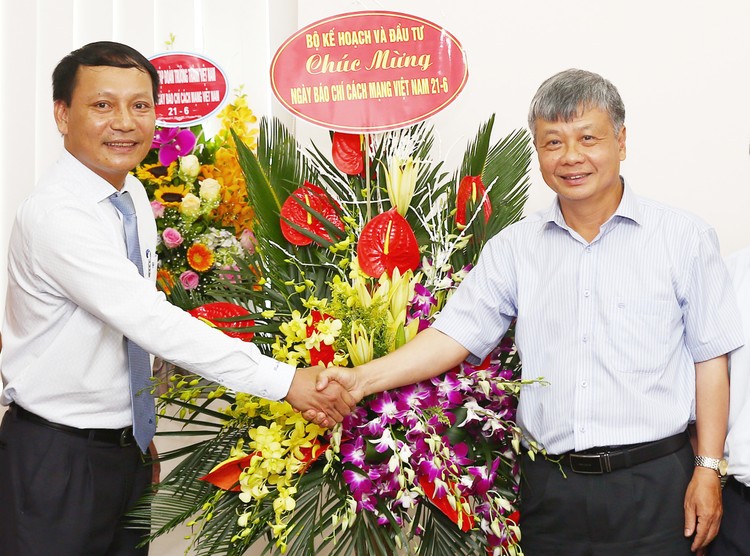 Thứ trưởng Nguyễn Thế Phương tặng hoa chúc mừng Báo Đấu thầu nhân Kỷ niệm 93 năm ngày Báo chí Cách mạng Việt Nam. Ảnh: Lê Tiên
