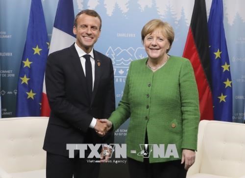Thủ tướng Đức Angela Merkel (phải) và Tổng thống Pháp Emmanuel Macron trong cuộc gặp tại Quebec, Canada ngày 8/6. (Nguồn: AFP/TTXVN)