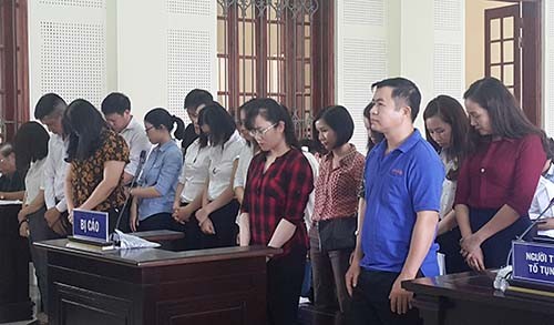 Các bị cáo nghe đại diện VKS công bố cáo trạng dài 50 trang. Ảnh:Nguyễn Hải.