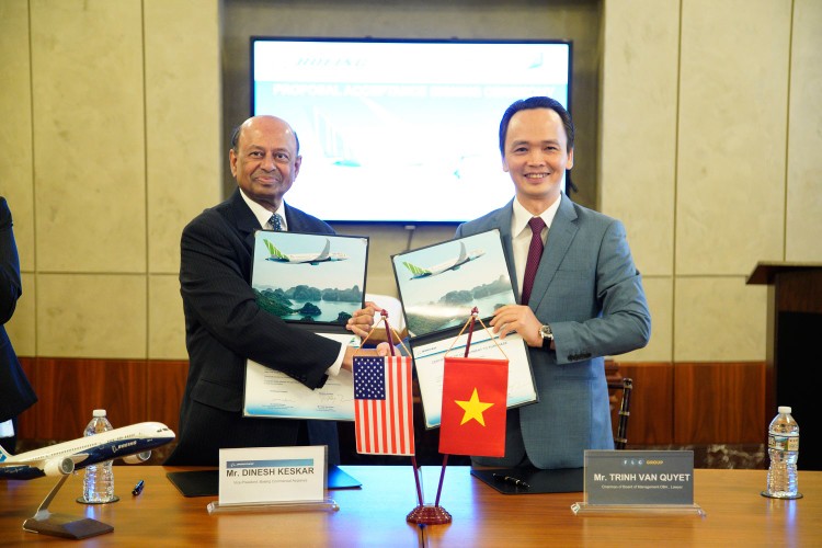 Chủ tịch Tập đoàn FLC Trịnh Văn Quyết (phải) và Phó Chủ tịch phụ trách kinh doanh khu vực châu Á – Thái Bình Dương và Ấn độ của Boeing Dinesh Keskar (trái) thực hiện lễ ký kết.