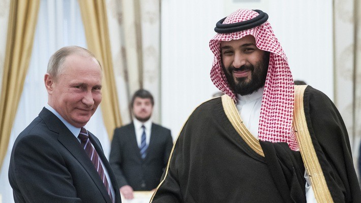 Tổng thống Nga Vladimir Putin (trái) và thái tử Mohamad bin Salman của Saudi Arabia. Thỏa thuận nâng sản lượng dầu lửa giữa OPEC và Nga chưa thể giúp "hạ nhiệt" giá dầu.