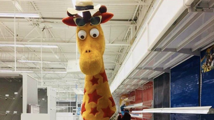 Hình ảnh chú hươu cao cổ Geoffrey, biểu tượng của Toys "R' Us còn lại trong một cửa hiệu trống trơn của hãng được chia sẻ rộng rãi trên mạng Internet.