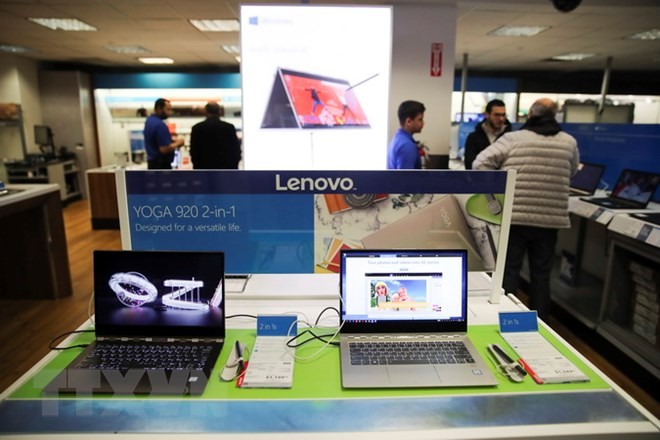 Máy tính xách tay sản xuất tại Trung Quốc được bày bán tại một cửa hàng ở New York, Mỹ ngày 22/3 vừa qua. (Ảnh: THX/TTXVN)