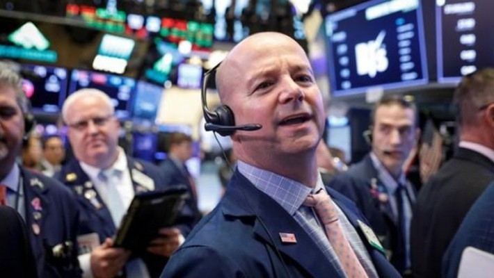 Các nhà giao dịch cổ phiếu trên sàn NYSE ở New York, Mỹ, ngày 5/7 - Ảnh: Reuters.