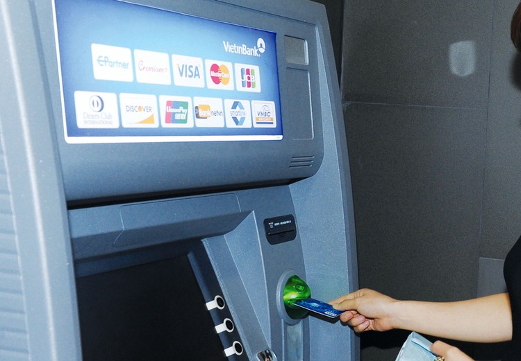 Từ 15/7, phí rút tiền ATM nội mạng của Vietcombank, VietinBank, Agribank và BIDV sẽ đồng loạt tăng từ 1.100 đồng lên 1.560 đồng/lần. Ảnh: Quang Tuấn