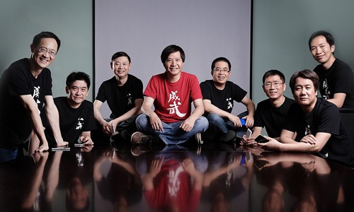 CEO Lei Jun (giữa) cùng các cộng sự tạiXiaomi. Ảnh:Xiaomi