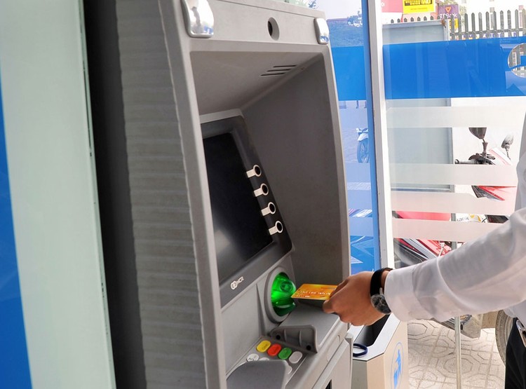 Đã nhiều lần các ngân hàng tăng phí dịch vụ ATM, song không đi liền với điều chỉnh, nâng cấp dịch vụ. Ảnh: Quang Tuấn
