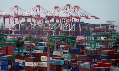Các container tại một cảng biển ở Thượng Hải. Ảnh:Reuters
