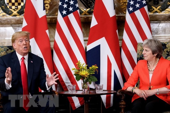 Thủ tướng Anh Theresa May (phải) trong cuộc hội đàm với Tổng thống Mỹ Donald Trump ở Ellesborough, phía tây bắc London ngày 13/7. (Nguồn: AFP/TTXVN)