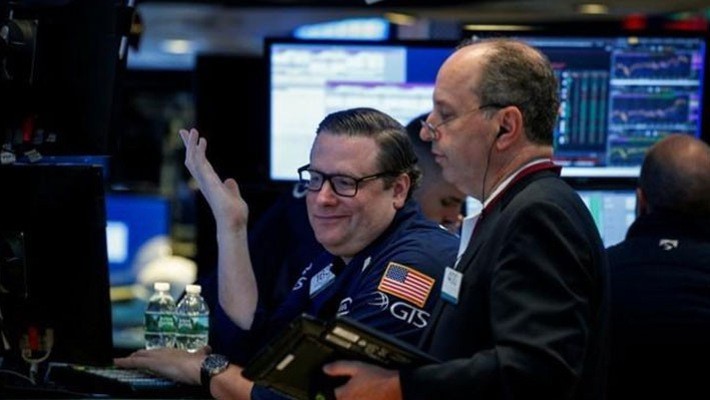 Các nhà giao dịch cổ phiếu trên sàn NYSE ở New York, Mỹ hôm 13/7 - Ảnh: Reuters.