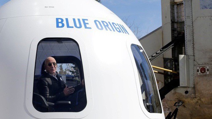 Jeff Bezos trong tàu vũ trụ New Shepard của Blue Origin - Ảnh: Reuters.