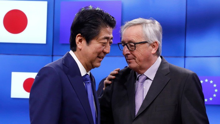 Thủ tướng Nhật Bản Shinzo Abe (trái) và Chủ tịch Ủy ban châu Âu Jean-Claude Juncker tại Brussels hồi tháng 3/2017 - Ảnh: Reuters.