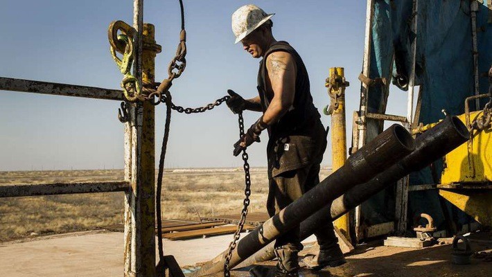 Một công nhân làm việc trên mỏ dầu Permian của bang Texas.