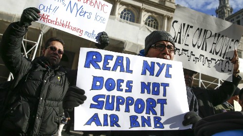 Người biểu tình phản đối dịch vụ Airbnb tại New York.Ảnh: Reuters