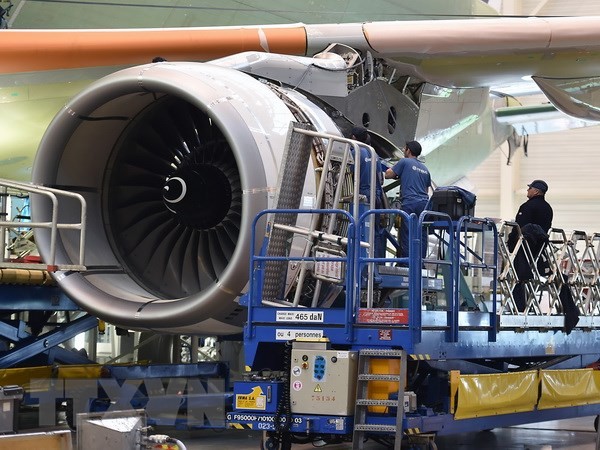 Nhân viên kỹ thuật của Airbus lắp ráp các linh kiện máy bay tại nhà máy ở Toulouse, Pháp. (Nguồn: AFP/TTXVN.)
