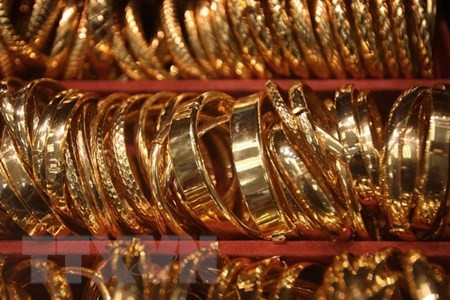 Nhẫn vàng bày bán tại một cửa hàng ở Los Angeles, bang California. (Nguồn: AFP/TTXVN