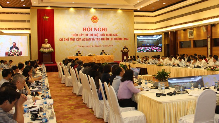 Thủ tướng Nguyễn Xuân Phúc đề nghị các cơ quan chức năng tháo gỡ tồn tại, góp phần thúc đẩy xuất nhập khẩu. Ảnh: Minh Phượng