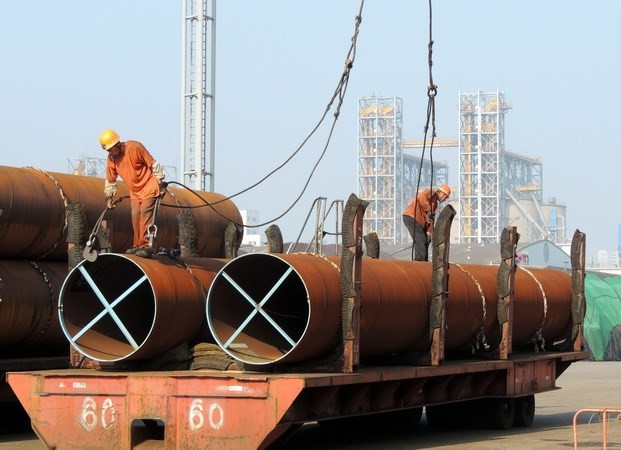 Công nhân vận chuyển thép tại một cảng ở thành phố Liên vận cảng, tỉnh Giang Tô, Trung Quốc. (Nguồn: AFP/TTXVN)