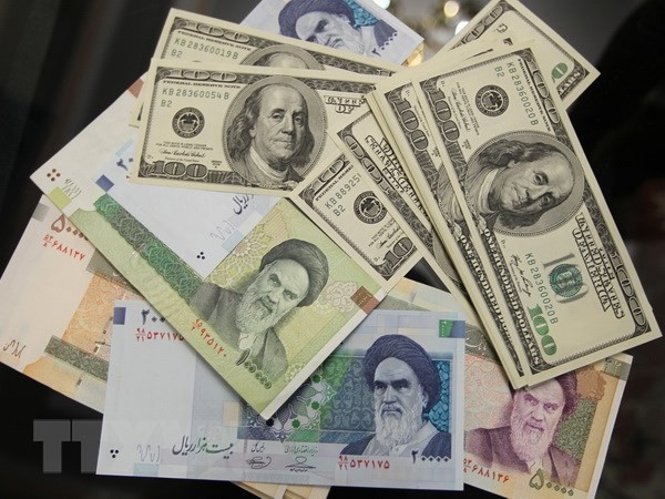 100.000 rial đổi được 1 USD. (Nguồn: AFP/TTXVN)