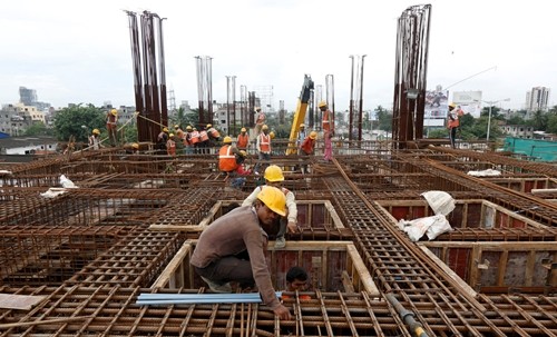 Công nhân làm việc tại một dự án đường sắt ở Ấn Độ. Ảnh:Reuters