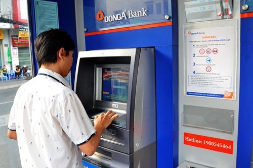 Khách hàng sử dụng thẻ của DongA Bank sẽ có tâm lý bất an khi mà liên tiếp có 2 khách hàng bị “bốc hơi” tổng cộng hơn 200 triệu đồng trong một buổi sáng.
