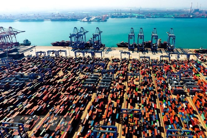 Một cảng hàng hóa ở Thanh Đảo, Sơn Đông, Trung Quốc. (Ảnh: THX/TTXVN)