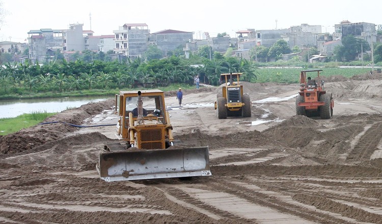 Gói thầu số 3 Thi công xây dựng hạng mục đường giao thông, thoát nước sử dụng ngân sách nhà nước huyện Gia Lâm, Hà Nội. Ảnh: Tường Lâm