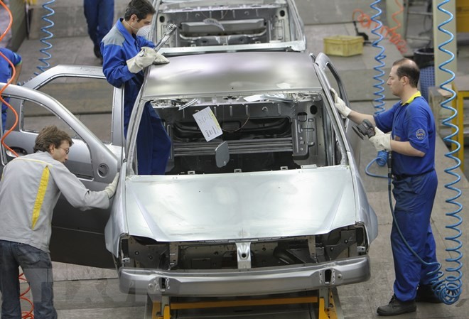 Kỹ thuật viên người Iran và Pháp lắp ráp ôtô Renault Logan tại nhà máy Khodro, phía Tây Tehran, Iran. (Nguồn: AFP/TTXVN)
