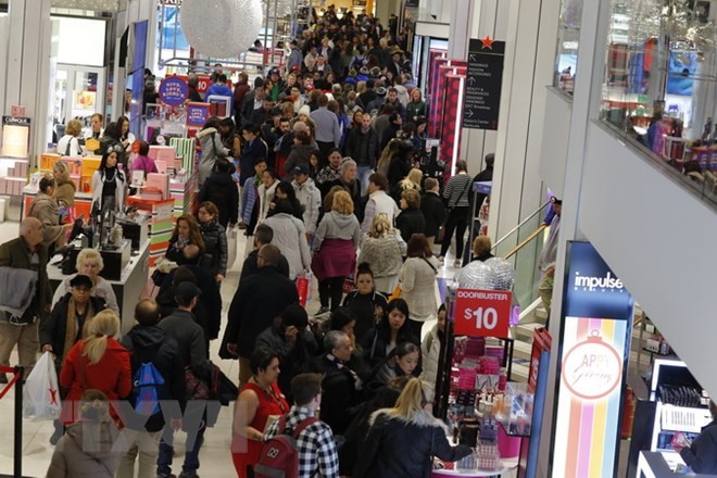 Người dân mua sắm tại một cửa hàng ở New York của Mỹ. (Ảnh: AFP/TTXVN)