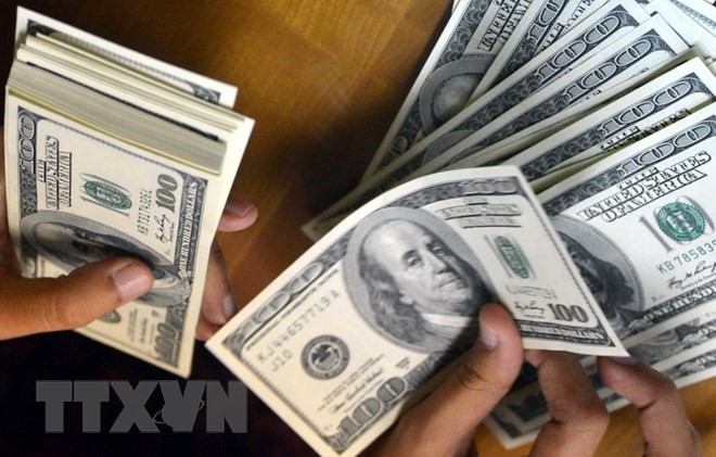 Kiểm đồng USD tại quầy giao dịch tiền tệ ở Jakarta của Indonesia. (Ảnh: AFP/TTXVN)