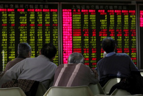 Một nhóm nhà đầu tư Trung Quốc đang theo dõibảng điện tử. Ảnh:Reuters