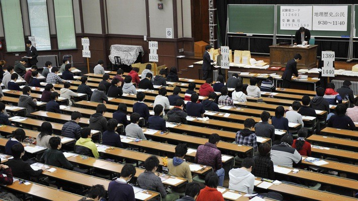 Thí sinh tham dự một kỳ thi đầu vào đại học ở Nhật Bản - Ảnh: Japan Times.
