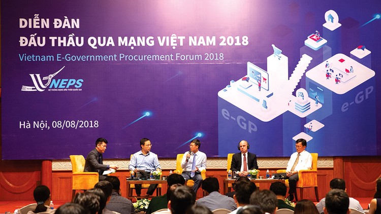 Ông Nguyễn Đăng Trương, Cục trưởng Cục Quản lý đấu thầu (thứ 2 từ bên phải), chủ trì Phiên thảo luận 2 tại Diễn đàn Đấu thầu qua mạng 2018