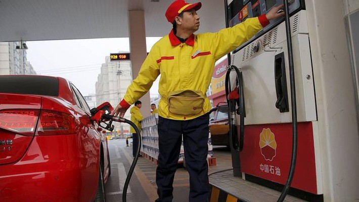 Nhân viên làm việc tại một trạm xăng của hãng dầu khí quốc doanh Trung Quốc PetroChina - Ảnh: WSJ.