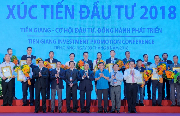 Thủ tướng chứng kiến lễ trao giấy chứng nhận đầu tư cho 18 dự án vào tỉnh Tiền Giang. Ảnh: Quang Hiếu