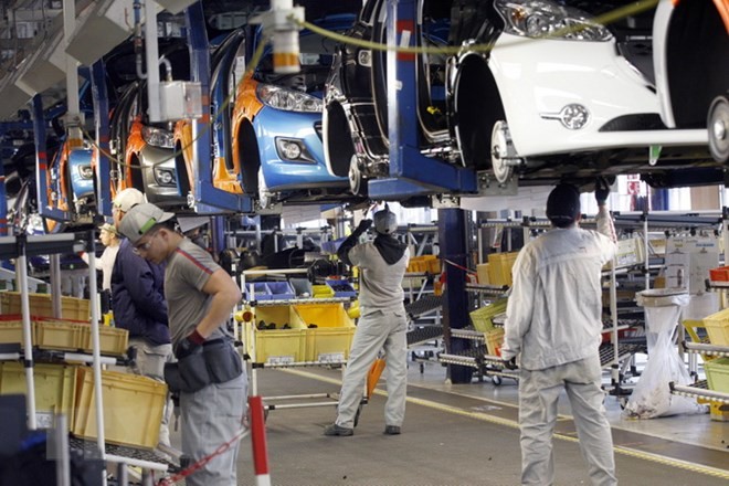 Công nhân làm việc trong nhà máy sản xuất xe Peugeot-Citroen tại Poissy, gần thủ đô Paris (Pháp). (Nguồn: AFP/TTXVN)