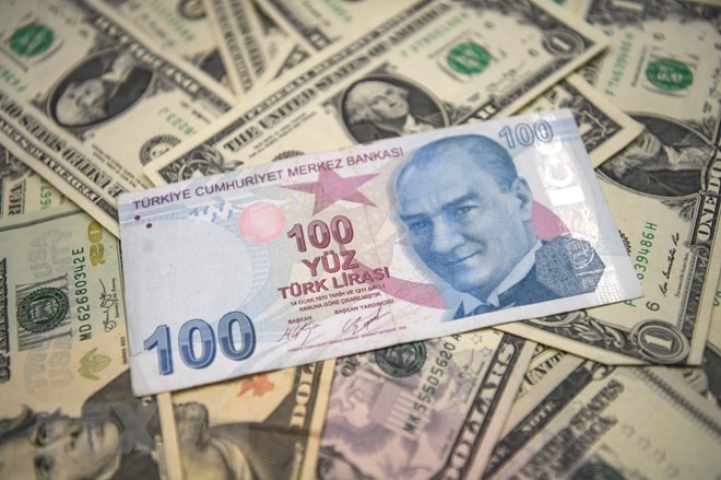Đồng lira của Thổ Nhĩ Kỳ (phía trên) và đồng USD. (Nguồn: AFP/TTXVN)