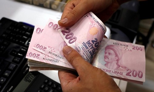 Nhân viên kiểm tiền tại một quầy đổi ngoại tệ ở Istanbul. Ảnh:Reuters