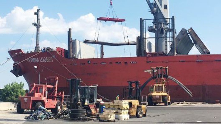Thép nhập khẩu được dỡ xuống từ tàu chở hàng tại cảng Wilmington, bang Delaware, Mỹ - Ảnh: CNBC.