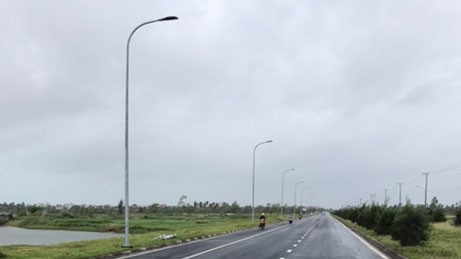 Vào tháng 11/2017, nhiều hạng mục xây dựng hệ thống điện chiếu sáng và vỉa hè đoạn đường vào ga hàng không sân bay Tuy Hòa bị tố thi công trước đấu thầu